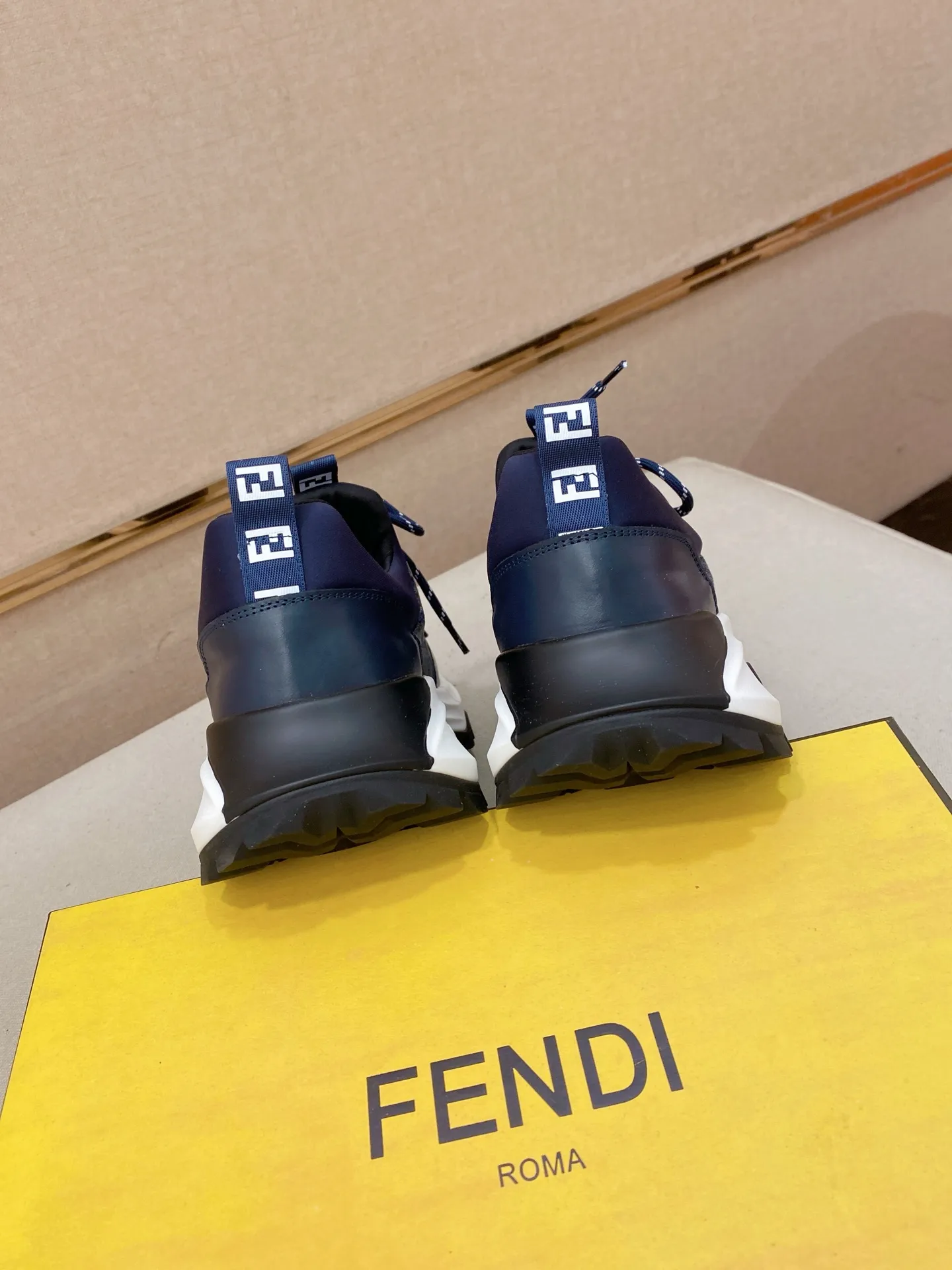 Men's shoes 💰 462💰 (fendi) New style 👊🏻 upper 🇮🇹 imported cowhide fabric 🇩🇪 lining imported sheepskin lining. The original outsole is molded to highlight the identity of every man, and the upper foot is elegant and stable🚶🏻🚶🏻The high-end custom counters reproduce the original version📯No matter the wind or rain, the shoe last remains unchanged and can withstand the verification of time🔍️,🔵 Size: 38-44